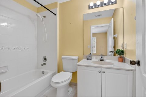 Townhouse in Royal Palm Beach, Florida 2 bedrooms, 134.52 sq.m. № 1988976 - photo 18