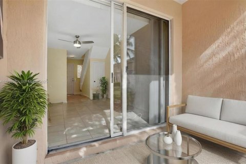 Townhouse in Royal Palm Beach, Florida 2 bedrooms, 134.52 sq.m. № 1988976 - photo 21