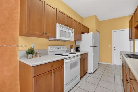 Townhouse in Royal Palm Beach, Florida 2 bedrooms, 134.52 sq.m. № 1988976 - photo 7