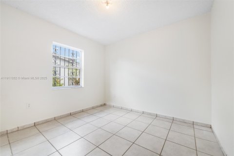 House in Hialeah, Florida 4 bedrooms, 184.13 sq.m. № 2054199 - photo 12
