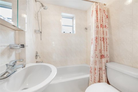 House in Hialeah, Florida 4 bedrooms, 184.13 sq.m. № 2054199 - photo 9