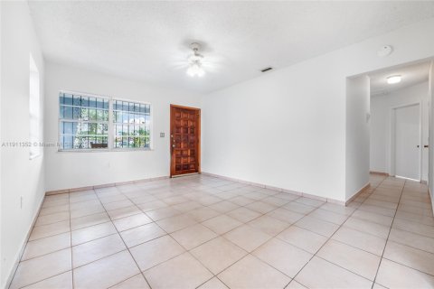 House in Hialeah, Florida 4 bedrooms, 184.13 sq.m. № 2054199 - photo 5