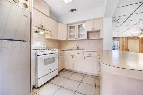 House in Hialeah, Florida 4 bedrooms, 184.13 sq.m. № 2054199 - photo 7