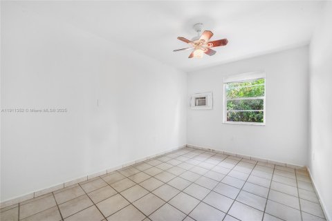 House in Hialeah, Florida 4 bedrooms, 184.13 sq.m. № 2054199 - photo 18