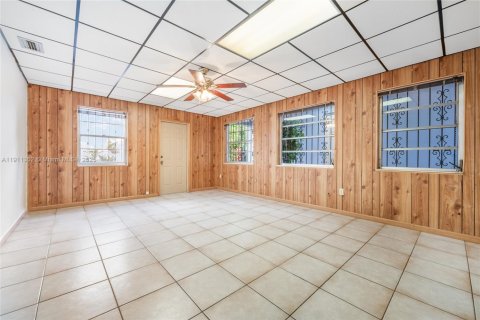 House in Hialeah, Florida 4 bedrooms, 184.13 sq.m. № 2054199 - photo 8