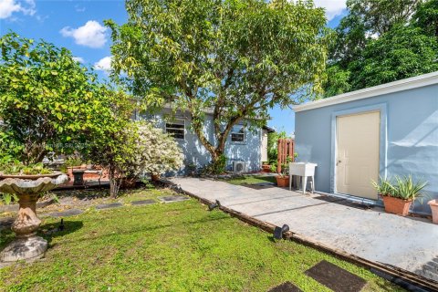 House in Hialeah, Florida 4 bedrooms, 184.13 sq.m. № 2054199 - photo 15