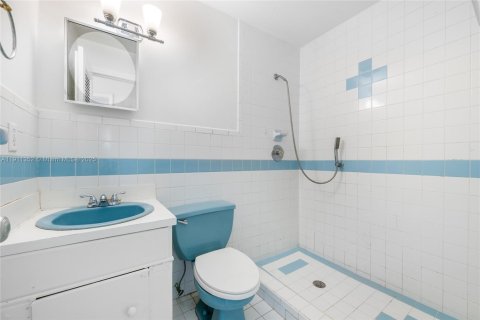 House in Hialeah, Florida 4 bedrooms, 184.13 sq.m. № 2054199 - photo 19