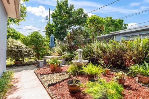 House in Hialeah, Florida 4 bedrooms, 184.13 sq.m. № 2054199 - photo 16