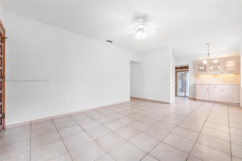 House in Hialeah, Florida 4 bedrooms, 184.13 sq.m. № 2054199 - photo 4