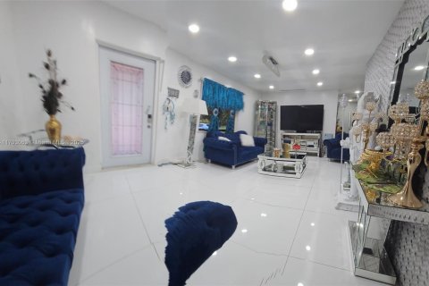 House in Miami, Florida 3 bedrooms, 294.31 sq.m. № 1694176 - photo 13