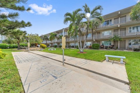 Condo in Pompano Beach, Florida, 2 bedrooms № 2258139 - photo 21