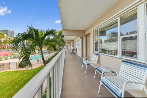Condo in Pompano Beach, Florida, 2 bedrooms № 2258139 - photo 4