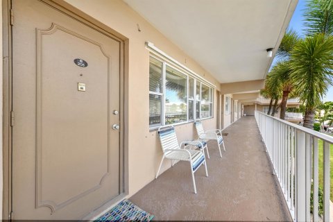 Condo in Pompano Beach, Florida, 2 bedrooms № 2258139 - photo 5