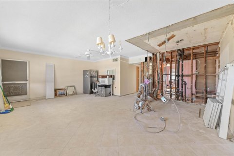 Condo in Pompano Beach, Florida, 2 bedrooms № 2258139 - photo 9