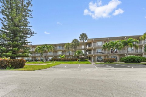Condo in Pompano Beach, Florida, 2 bedrooms № 2258139