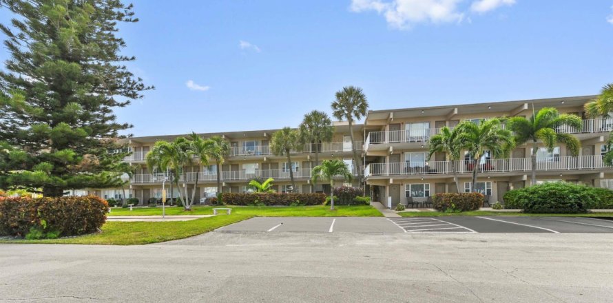 Condo in Pompano Beach, Florida, 2 bedrooms № 2258139