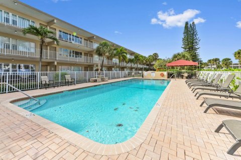 Condo in Pompano Beach, Florida, 2 bedrooms № 2258139 - photo 2