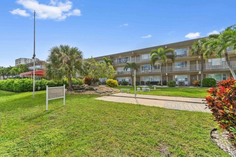 Condo in Pompano Beach, Florida, 2 bedrooms № 2258139 - photo 3