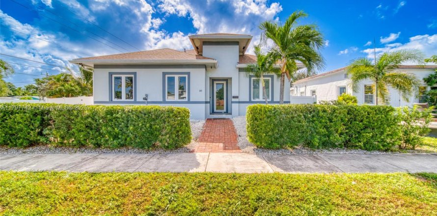 House in Dania Beach, Florida 3 bedrooms, 206.8 sq.m. № 2013032