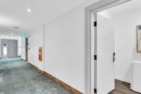 Condo in Miami Beach, Florida, 2 bedrooms  № 2088237 - photo 27