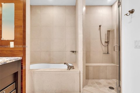 Condo in Miami Beach, Florida, 2 bedrooms  № 2088237 - photo 21