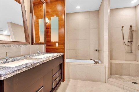Condo in Miami Beach, Florida, 2 bedrooms  № 2088237 - photo 19