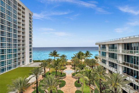 Condo in Miami Beach, Florida, 2 bedrooms  № 2088237 - photo 28