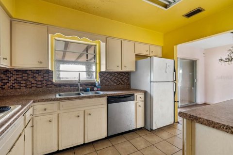 House in Saint Petersburg, Florida 4 bedrooms, 140.56 sq.m. № 1832839 - photo 7