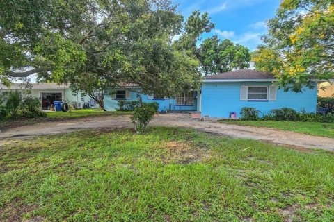 House in Saint Petersburg, Florida 4 bedrooms, 140.56 sq.m. № 1832839 - photo 1