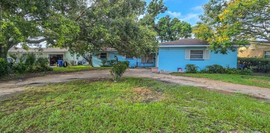 House in Saint Petersburg, Florida 4 bedrooms, 140.56 sq.m. № 1832839