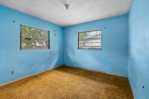 House in Saint Petersburg, Florida 4 bedrooms, 140.56 sq.m. № 1832839 - photo 13