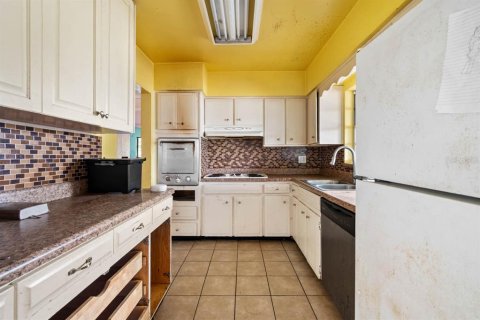 House in Saint Petersburg, Florida 4 bedrooms, 140.56 sq.m. № 1832839 - photo 6