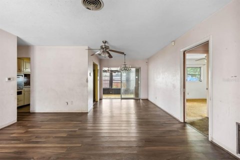 House in Saint Petersburg, Florida 4 bedrooms, 140.56 sq.m. № 1832839 - photo 4