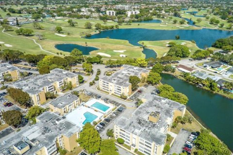 Condo in Miami, Florida, 2 bedrooms  № 1889357 - photo 11