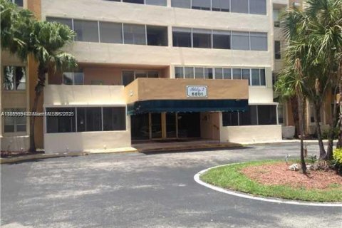 Condo in Miami, Florida, 2 bedrooms  № 1889357 - photo 1
