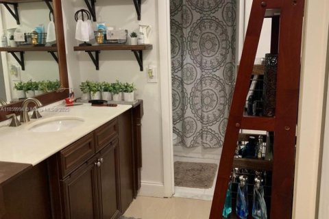 Condo in Miami, Florida, 2 bedrooms  № 1889357 - photo 9
