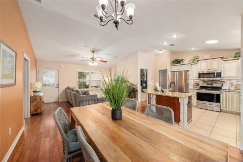 House in The Villages, Florida 3 bedrooms, 141.86 sq.m. № 2203962 - photo 6
