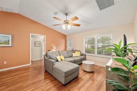 House in The Villages, Florida 3 bedrooms, 141.86 sq.m. № 2203962 - photo 4