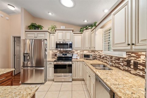 House in The Villages, Florida 3 bedrooms, 141.86 sq.m. № 2203962 - photo 8