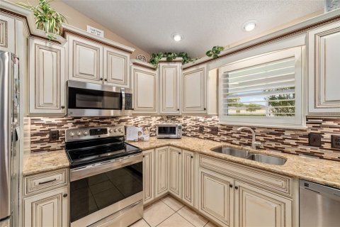 House in The Villages, Florida 3 bedrooms, 141.86 sq.m. № 2203962 - photo 9