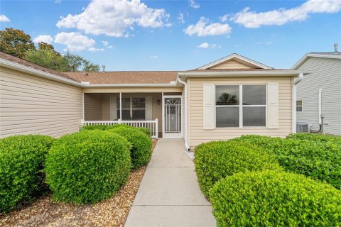 House in The Villages, Florida 3 bedrooms, 141.86 sq.m. № 2203962 - photo 2