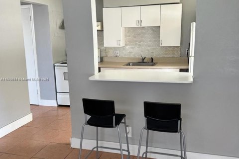 Propiedad comercial en venta en Hallandale Beach, Florida, 92.9 m2 № 1862197 - foto 12