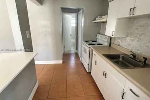 Propiedad comercial en venta en Hallandale Beach, Florida, 92.9 m2 № 1862197 - foto 11