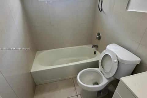 Propiedad comercial en venta en Hallandale Beach, Florida, 92.9 m2 № 1862197 - foto 17
