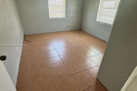 Propiedad comercial en venta en Hallandale Beach, Florida, 92.9 m2 № 1862197 - foto 14