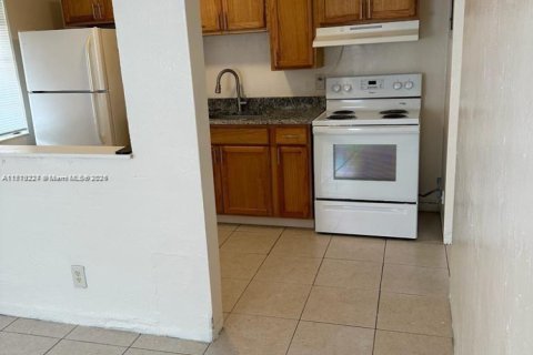 Propiedad comercial en venta en Hallandale Beach, Florida, 92.9 m2 № 1862197 - foto 7