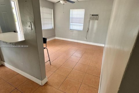 Propiedad comercial en venta en Hallandale Beach, Florida, 92.9 m2 № 1862197 - foto 10