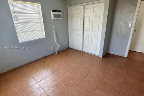 Propiedad comercial en venta en Hallandale Beach, Florida, 92.9 m2 № 1862197 - foto 13