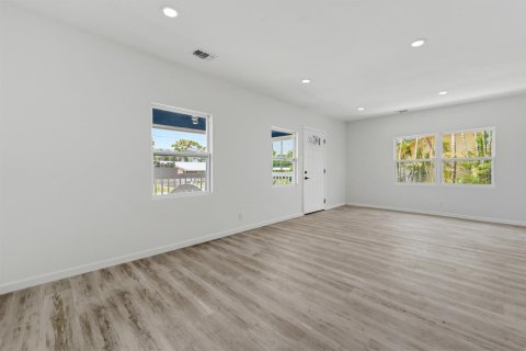 House in Stuart, Florida 3 bedrooms, 141.21 sq.m. № 2083779 - photo 6