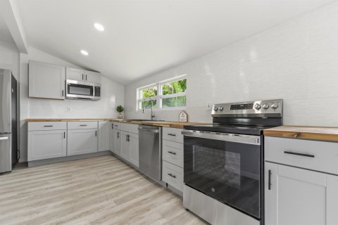 House in Stuart, Florida 3 bedrooms, 141.21 sq.m. № 2083779 - photo 11